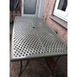 Grote aluminium tuintafel op wieltjes