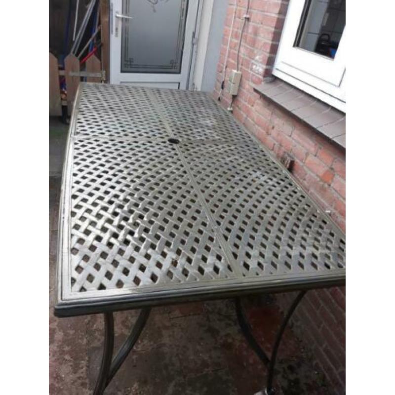 Grote aluminium tuintafel op wieltjes