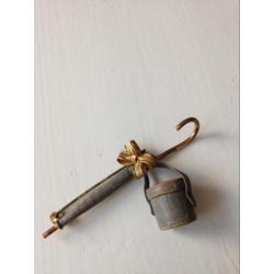 Bijzondere antieke broche leer/verguld plu en hoedendoos