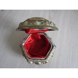 Oud byouteriedoosje met medaillon