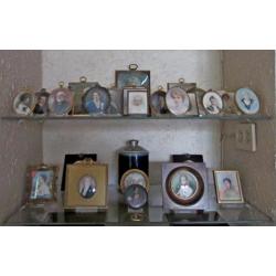 ====1880=miniatuurportret in koperen lijst=1880===