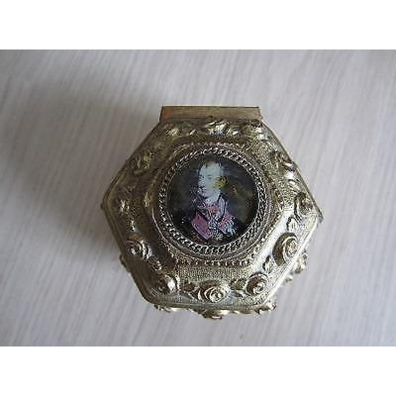 Oud byouteriedoosje met medaillon