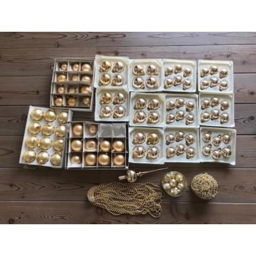 Pakket goudkleurige kerstballen, piek en kralen, ruim 100 st