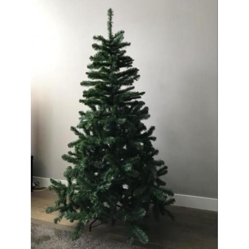 Mooie volle brandwerende kerstboom met voet 185 cm .