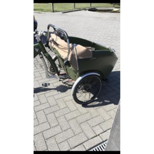 Bakfiets trio bike met dichte overkapping die open kan