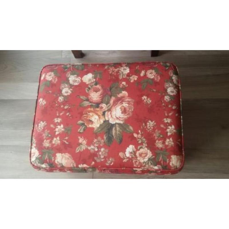 Nieuwe hocker met engelse rozenstof