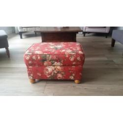 Nieuwe hocker met engelse rozenstof