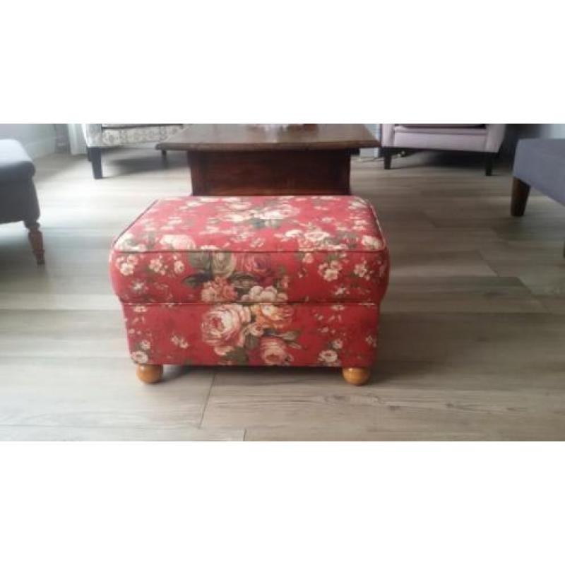 Nieuwe hocker met engelse rozenstof