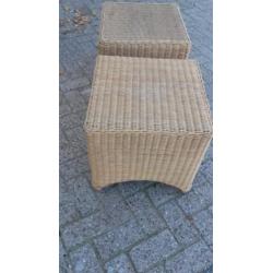 hocker,poef,voetenbankje,tafeltje