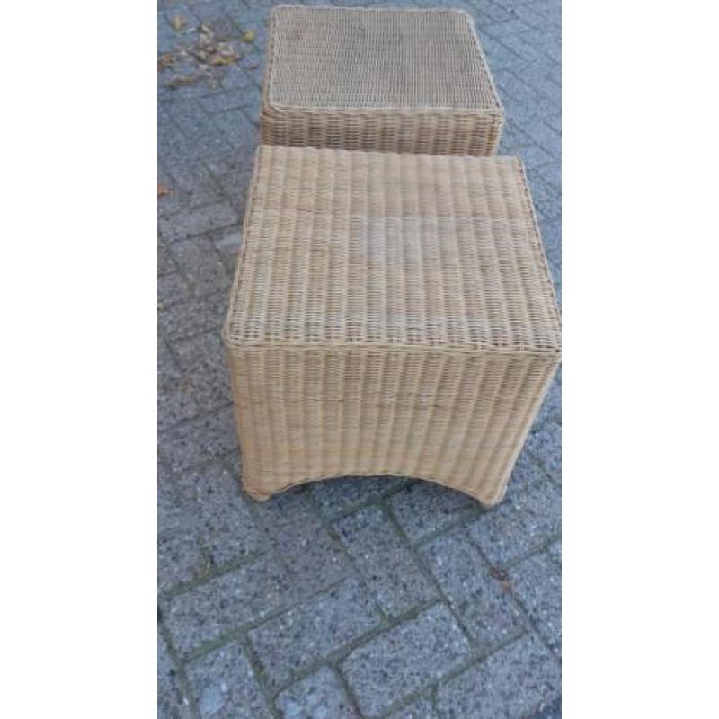 hocker,poef,voetenbankje,tafeltje