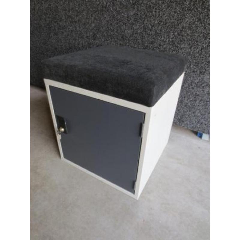 POEF met LOCKER H53 x B45 x D45 cm cilinderslot 2 sleutels