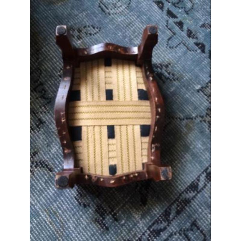 Krukje poefje voetenbankje vintage leder en popnagels