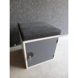 POEF met LOCKER H53 x B45 x D45 cm cilinderslot 2 sleutels