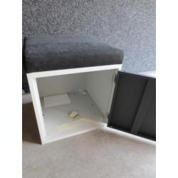 POEF met LOCKER H53 x B45 x D45 cm cilinderslot 2 sleutels