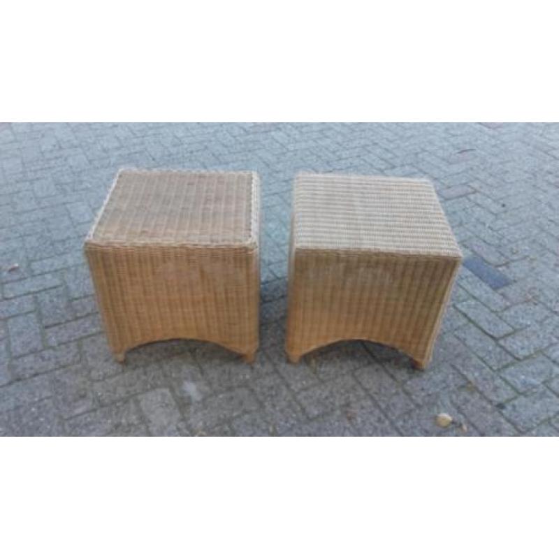 hocker,poef,voetenbankje,tafeltje