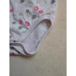 (O95) Wit rompertje met all over print