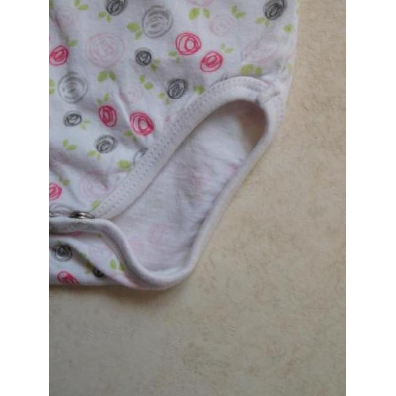 (O95) Wit rompertje met all over print