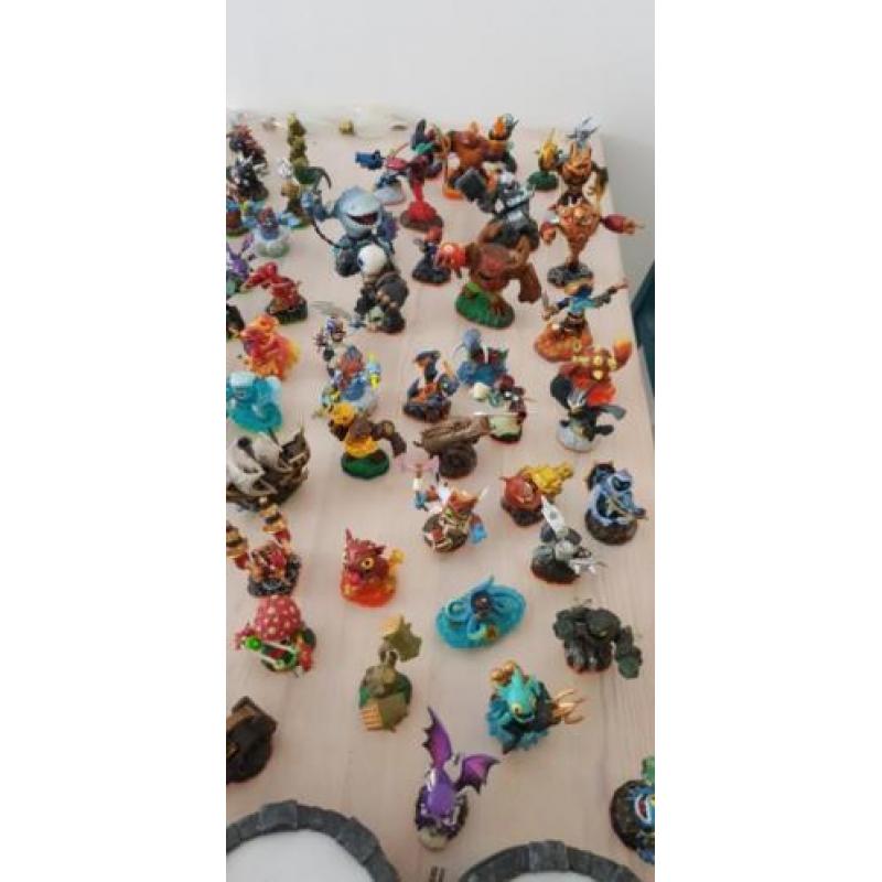 Ps3 slim te koop inclusief 11 spellen en skylander poppen