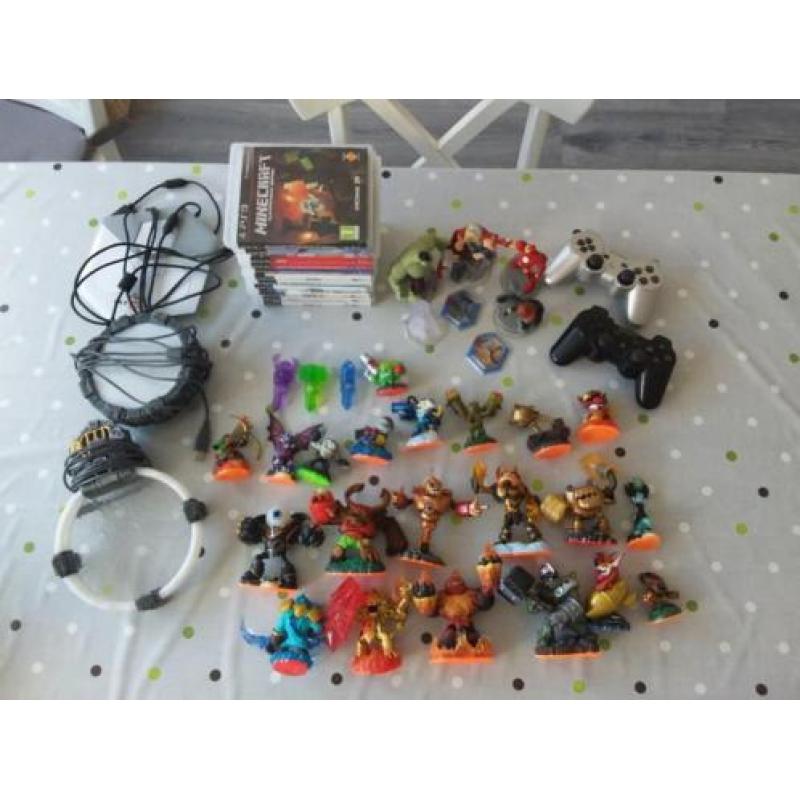 Playstation 3 (500Gb), 2 controllers, 12 spellen, etc
