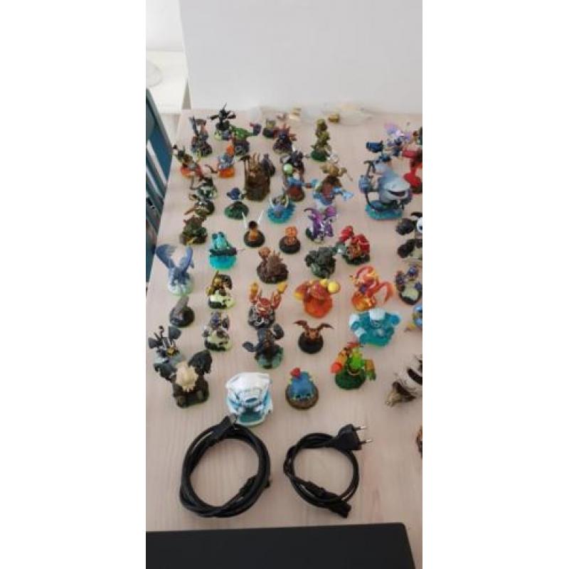 Ps3 slim te koop inclusief 11 spellen en skylander poppen