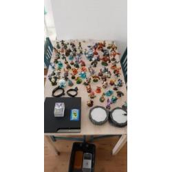 Ps3 slim te koop inclusief 11 spellen en skylander poppen
