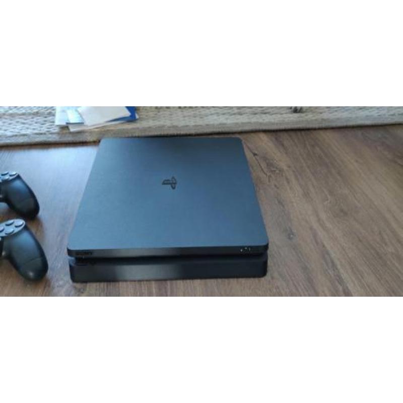 Sony PlayStation 4 slim 1 Tb Console met 2 controllers en 6